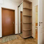 Modern Flat Near Center With Parking, Smart Tv & Wi-fi Lejlighed