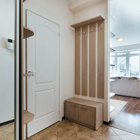 Modern Flat Near Center With Parking, Smart Tv & Wi-fi شقة *