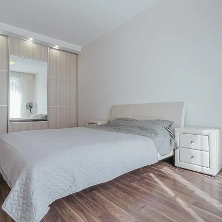 Modern Flat Near Center With Parking, Smart Tv & Wi-fi