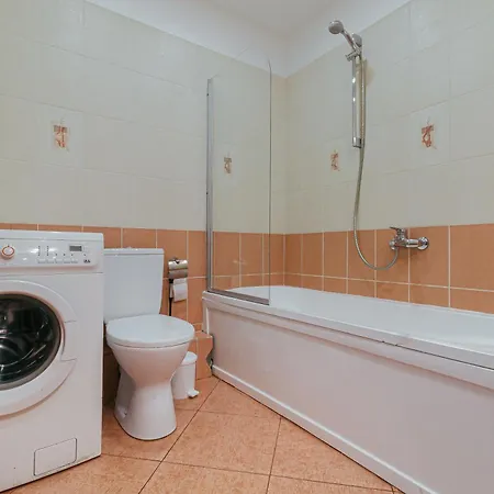 شقة Modern Flat Near Center With Parking, Smart Tv & Wi-fi *