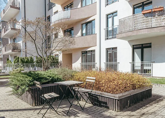 Modern Flat Near Center With Parking, Smart Tv & Wi-fi