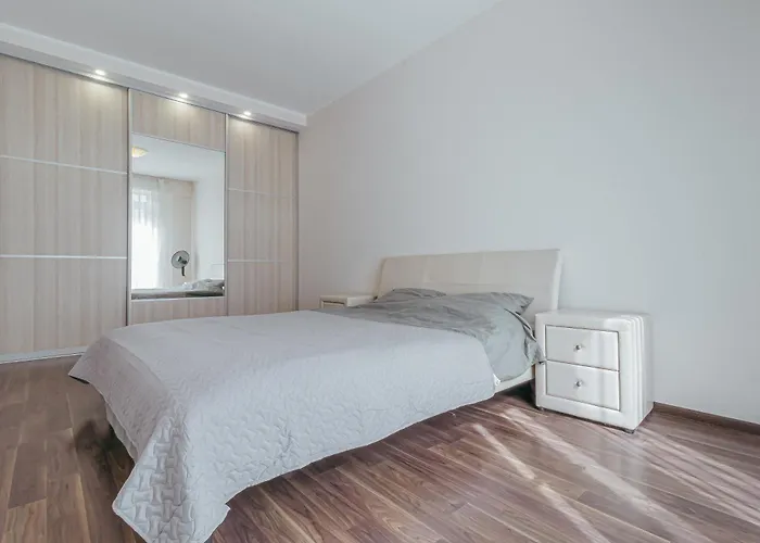 Modern Flat Near Center With Parking, Smart Tv & Wi-fi