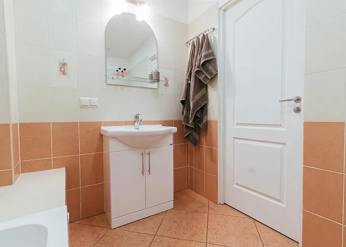 Modern Flat Near Center With Parking, Smart Tv & Wi-fi Daire