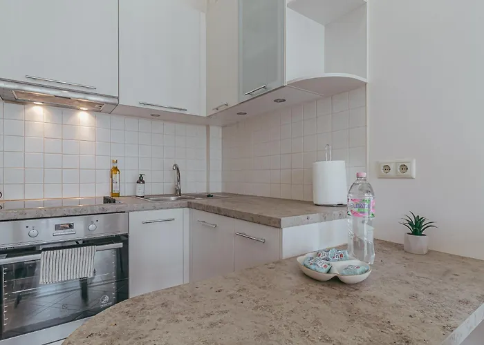 Modern Flat Near Center With Parking, Smart Tv & Wi-fi Daire