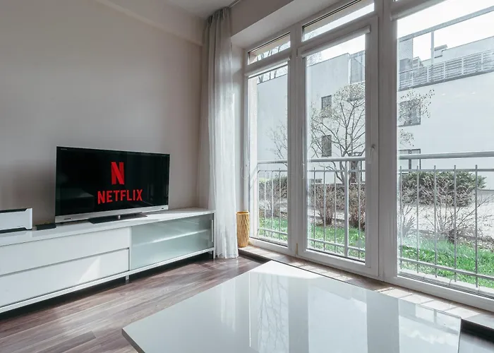 Modern Flat Near Center With Parking, Smart Tv & Wi-fi *