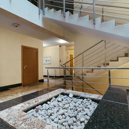 Modern Flat Near Center With Parking, Smart Tv & Wi-fi דירה