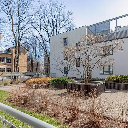 Modern Flat Near Center With Parking, Smart Tv & Wi-fi *