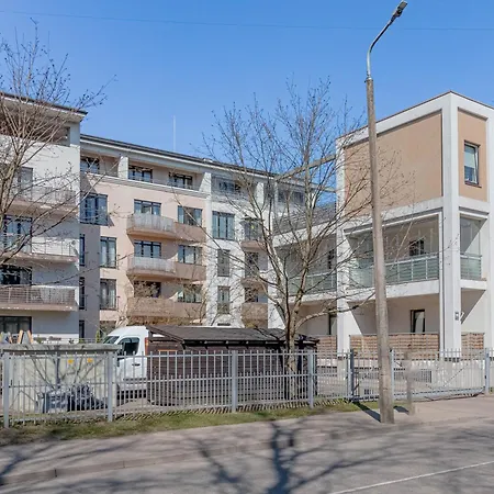 Modern Flat Near Center With Parking, Smart Tv & Wi-fi