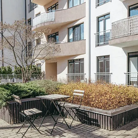 Modern Flat Near Center With Parking, Smart Tv & Wi-fi