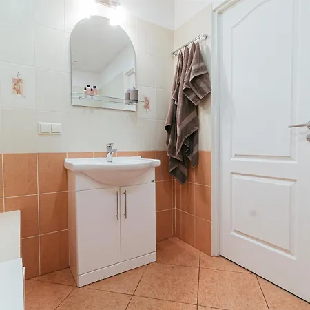 Modern Flat Near Center With Parking, Smart Tv & Wi-fi דירה