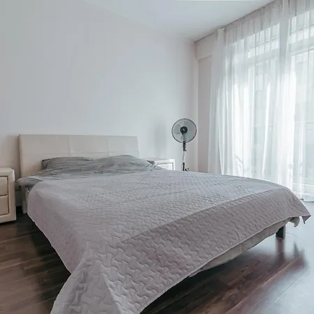 דירה Modern Flat Near Center With Parking, Smart Tv & Wi-fi