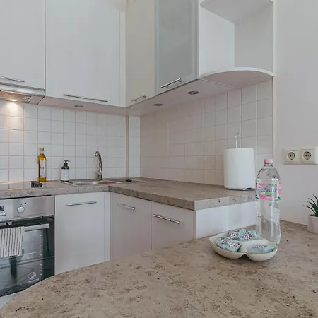 Modern Flat Near Center With Parking, Smart Tv & Wi-fi דירה