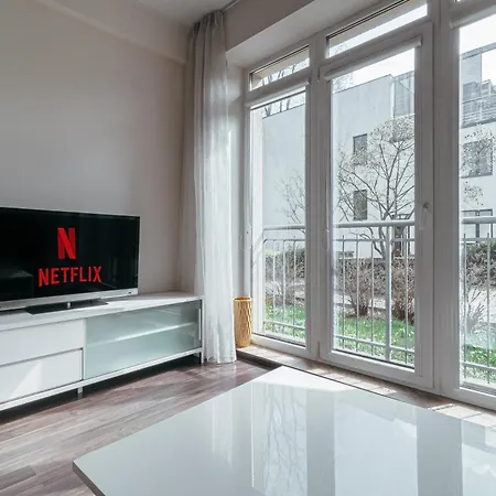 Modern Flat Near Center With Parking, Smart Tv & Wi-fi *