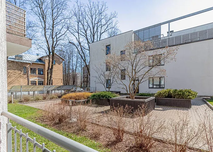 Modern Flat Near Center With Parking, Smart Tv & Wi-fi *